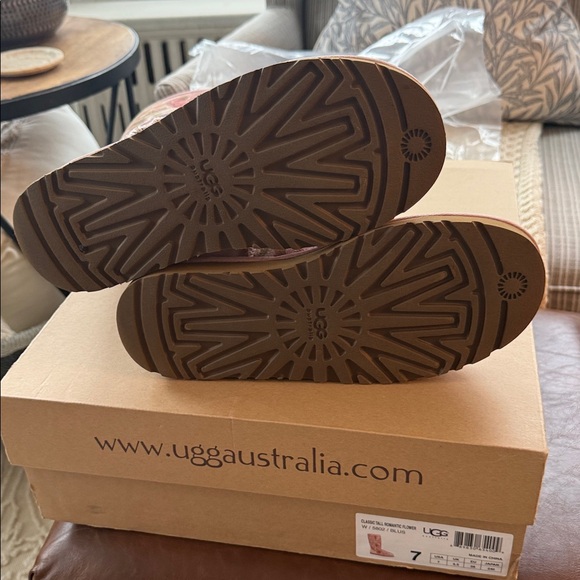 ***RARE••••UGG Pink Floral Tall Boots ,Like new Sz 7 - Picture 6 of 7